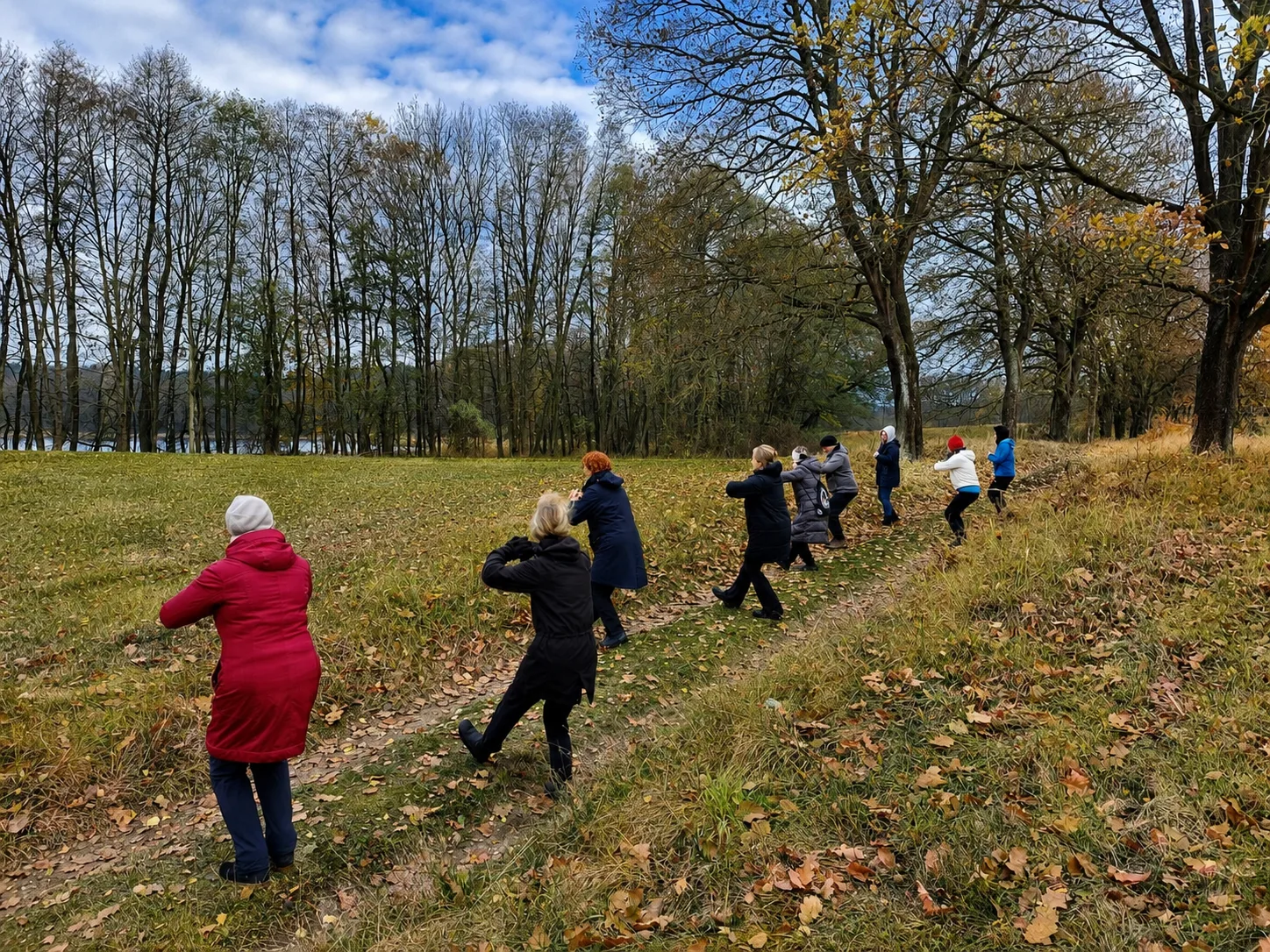 Achtsamer Spaziergang im Herbst