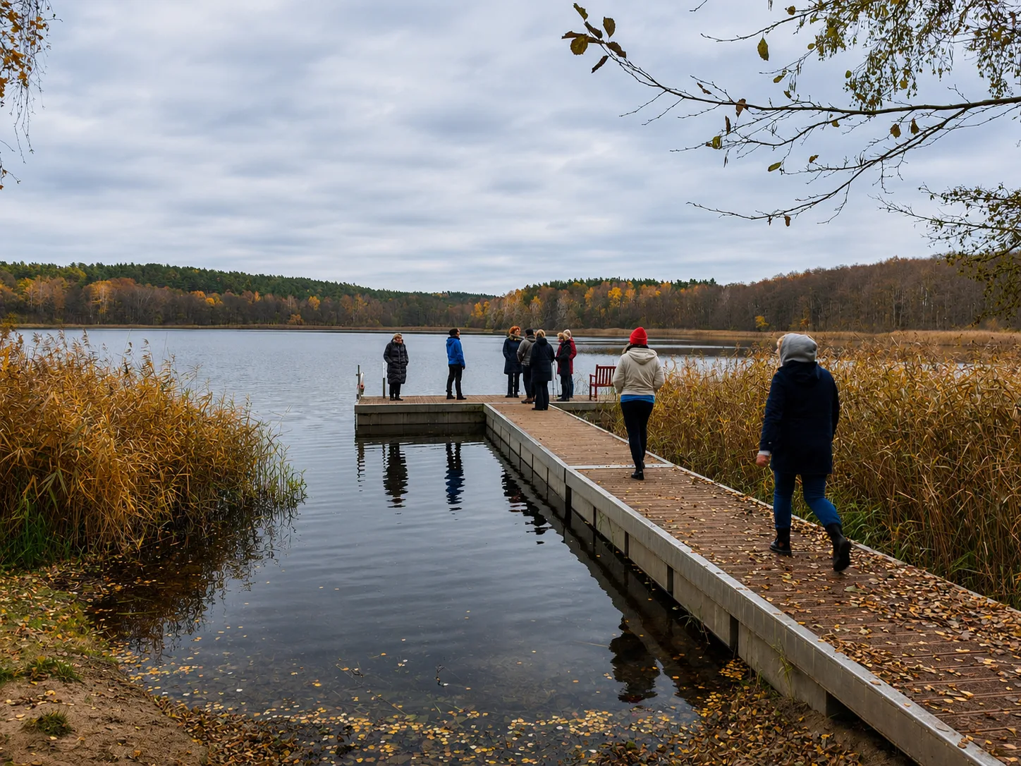 Holzsteg am herbstlichen See